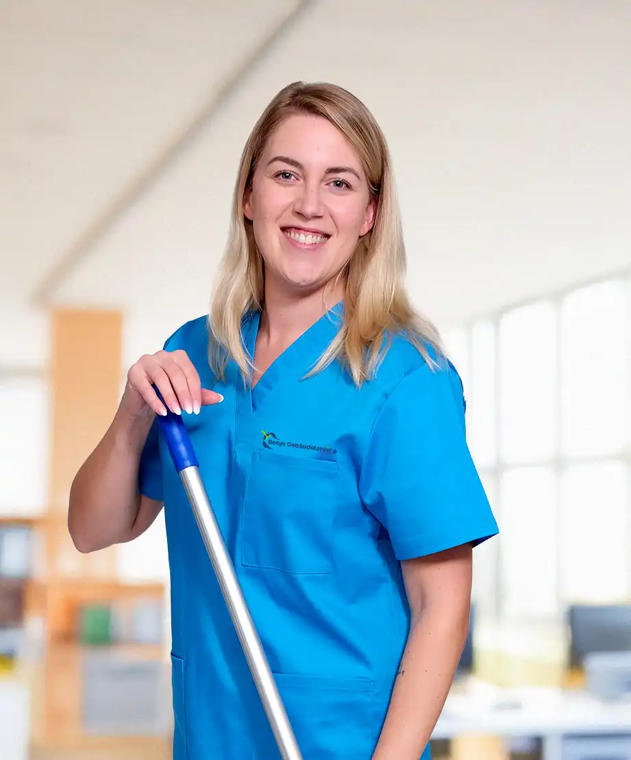 Eine Mitarbeiterin der Gebäudereinigung in Hamburg in blauer Arbeitskleidung mit Wischmop